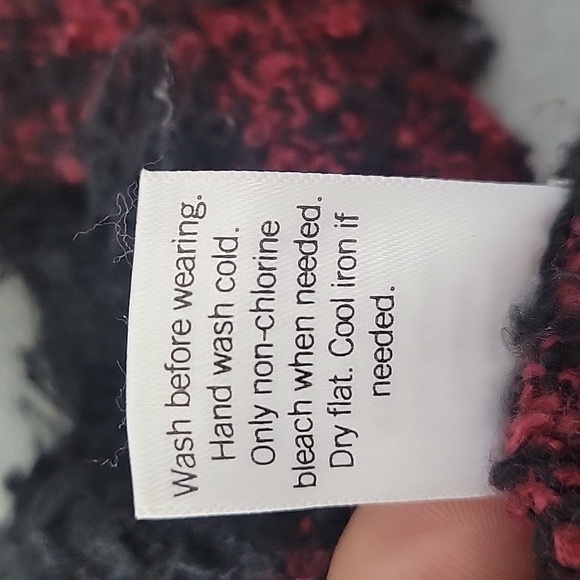 Women's Sonoma Goods For Life Black & Red Buffalo Triangle Scarf - Picture 5 of 6